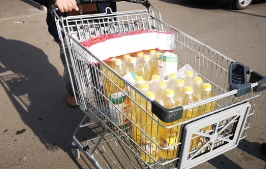 Дълги опашки за олио на ниска цена се извиха пред